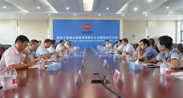 賽云秀書記、李天太校長一行與神華寧夏煤業(yè)集團領(lǐng)導座談4 - 副本.JPG