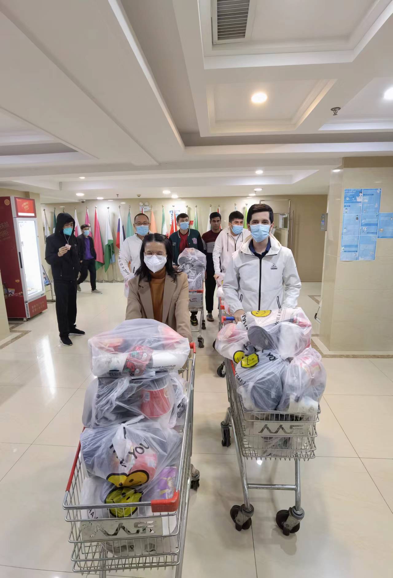 人們在房間里低可信度描述已自動生成