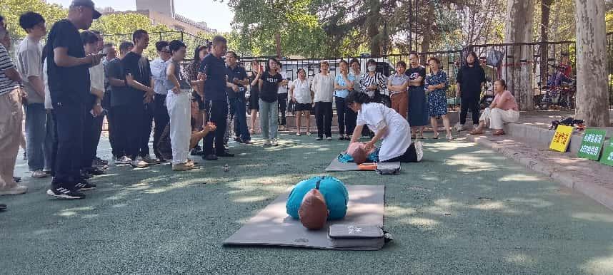 雁塔校區(qū)操場(chǎng)一角：直屬部門、離退休工會(huì)工作人員