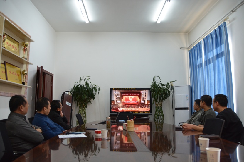 雁塔校區(qū)部分后勤職工收看大會直播盛況.jpg