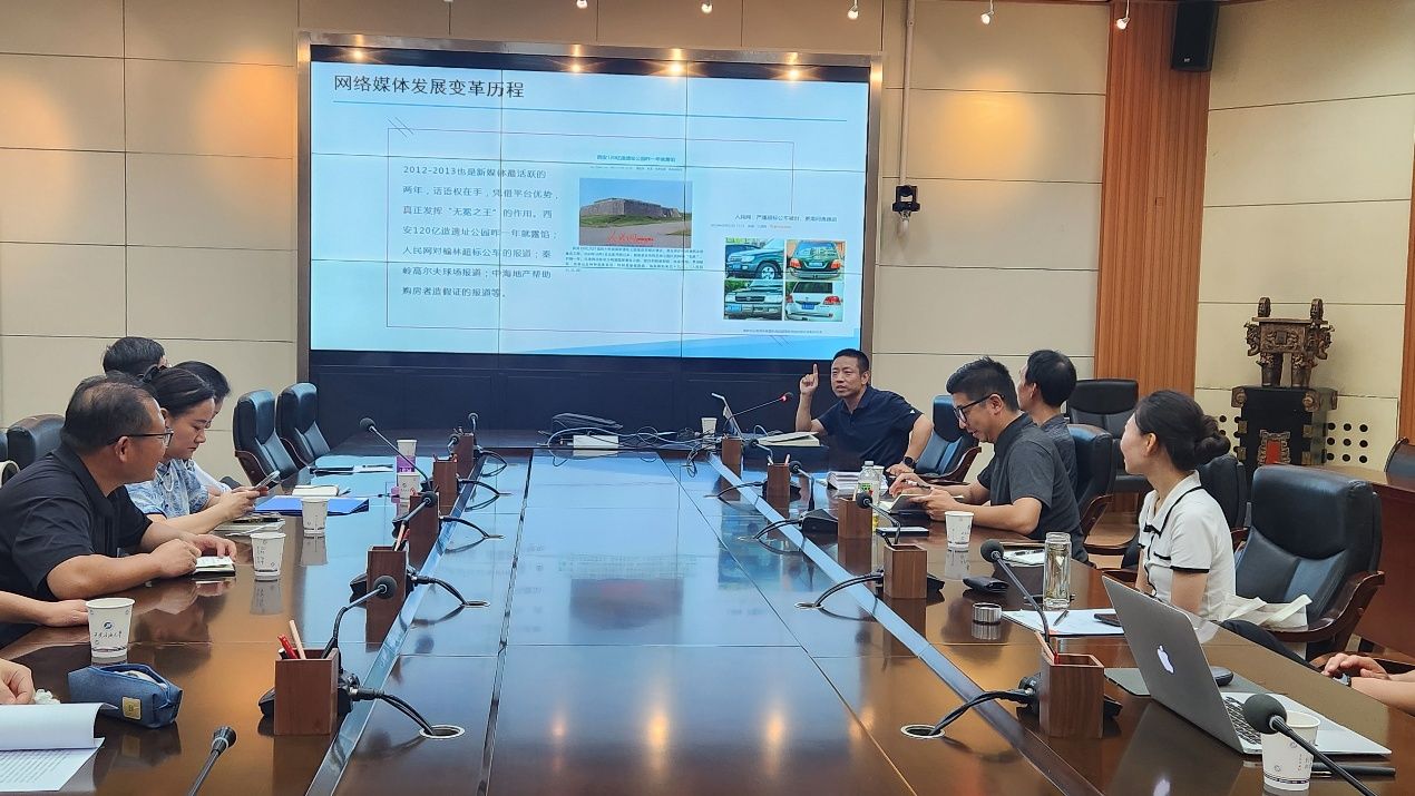 圖片包含 室內(nèi), 桌子, 男人, 柜臺AI 生成的內(nèi)容可能不正確。