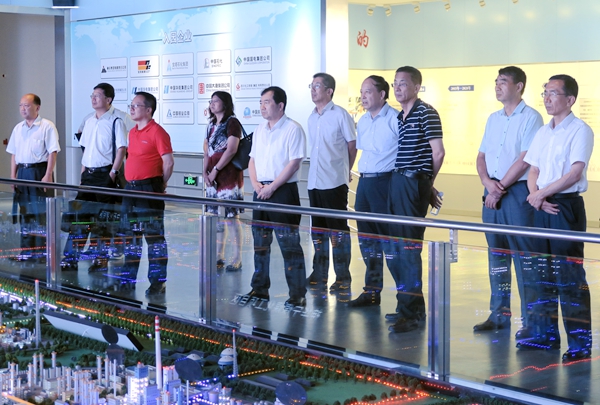 賽云秀書記、李天太校長一行參觀神華寧夏煤業(yè)集團寧東化工能源基地3 - 副本.JPG