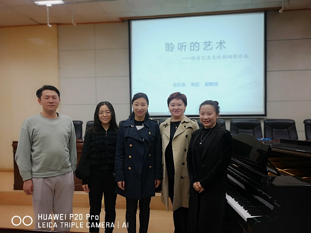 一群穿制服的人站在一起描述已自動生成