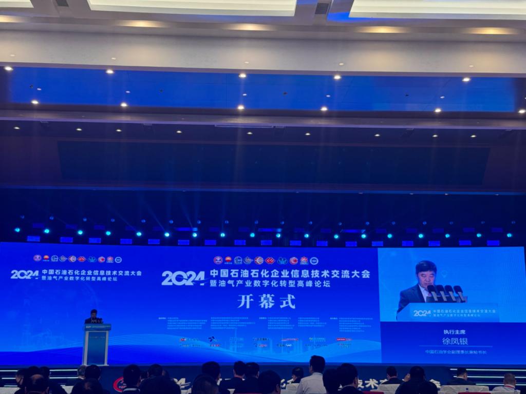 圖片包含 室內(nèi), 飛機(jī)場, 大, 藍(lán)色描述已自動(dòng)生成